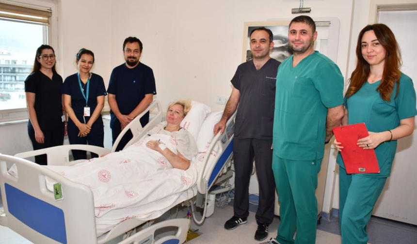 Karnından 12 kilogramlık yumurtalık kitlesi çıkarıldı