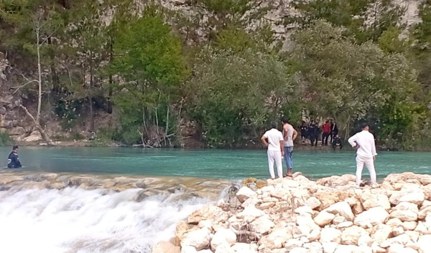 Serinlemek için girdiği çayda kaybolan genç için arama çalışmaları başlatıldı