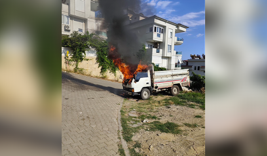 Alanya'da park halindeki kamyonette yangın çıktı!