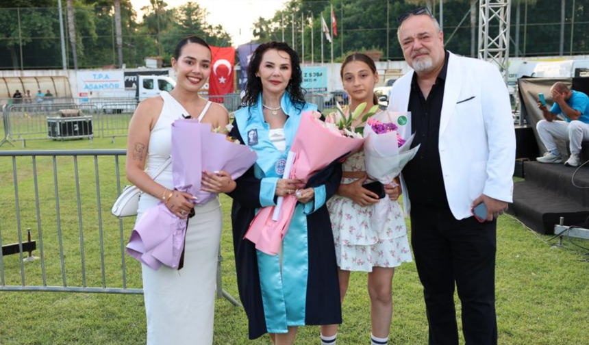 Kızının kanseri yendiği gün üniversiteden dereceyle mezun oldu!