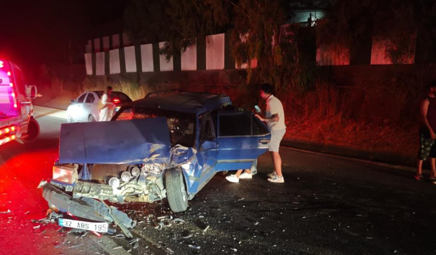 Manavgat'ta 3 araçlı zincirleme kaza!