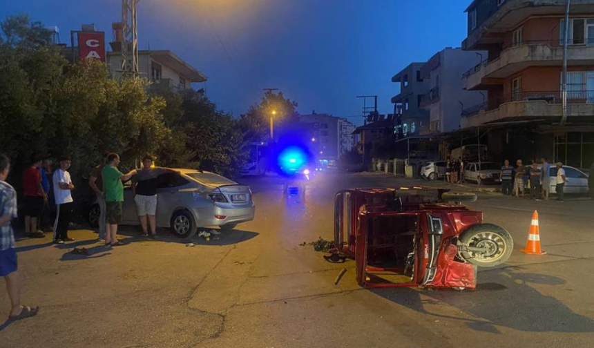 Üç tekerli elektrikli motosiklet otomobille çarpıştı!