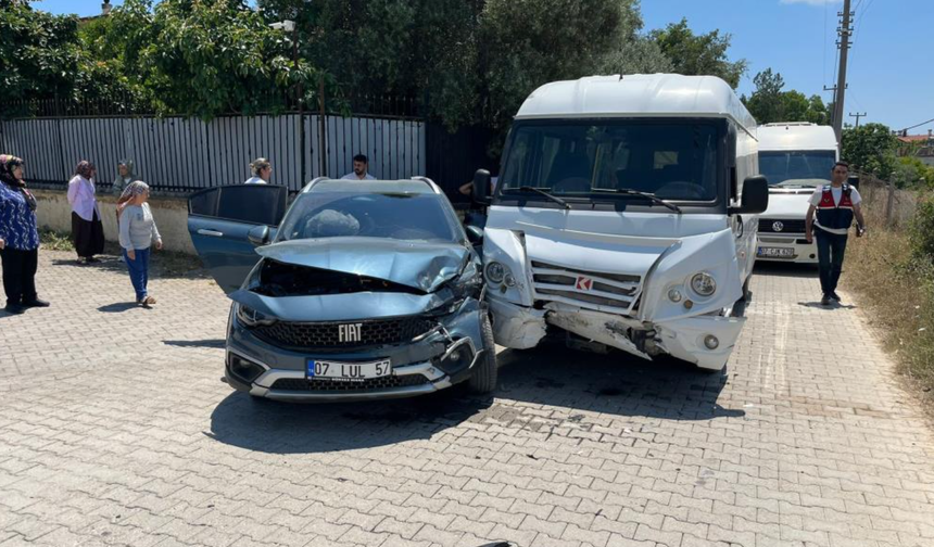 Antalya'da okul servisi otomobille çarpıştı: Çok sayıda yaralı öğrenci var!