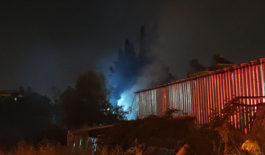 Seramik parçaları satılan iş yerinde yangın