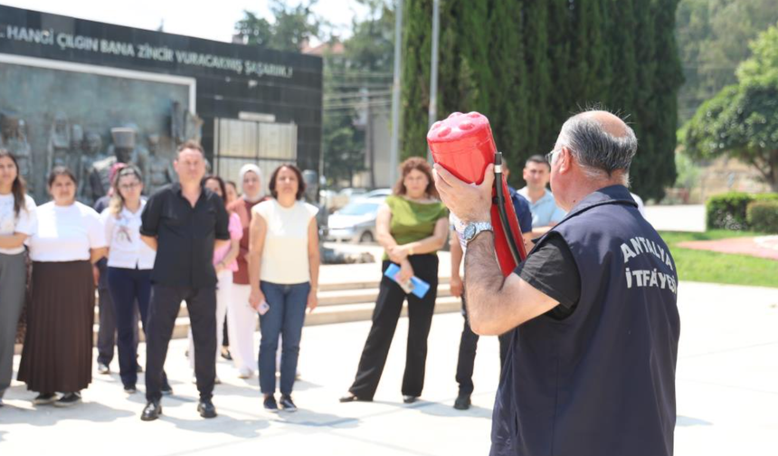 Aksu Belediyesi'nde personele yangın eğitimi ve tatbikatı