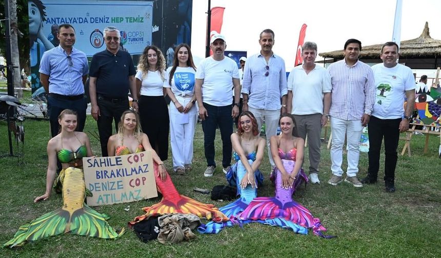 Antalya'da ‘deniz kızları' eşliğinde dip temizliği
