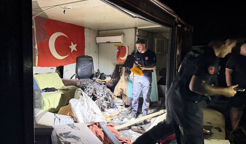 Direğe çarpan otomobilin motoru fırlayıp işçilerin kaldığı barakaya uçtu