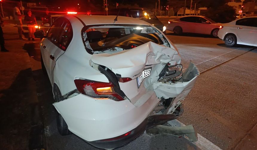 Kırmızı ışıkta bekleyen otomobile tur minibüsü çarptı!