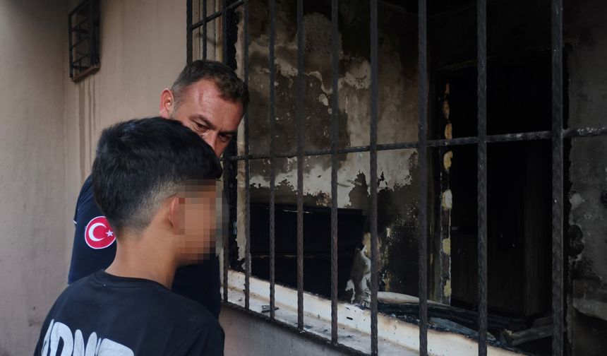 Çakmakla oynarken evi yaktı!