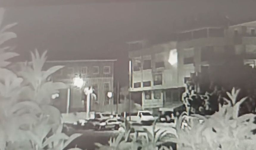 Balkonda oynayan çocuğun ateşle oyunu alt kattaki döşeme atölyesini küle çevirdi