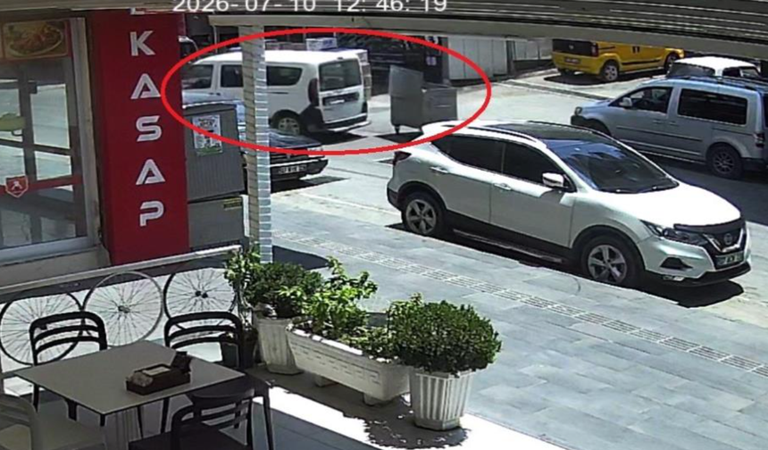 Kontrolden çıkan çöp konteyneri caddeye dalıp araca çarptı!