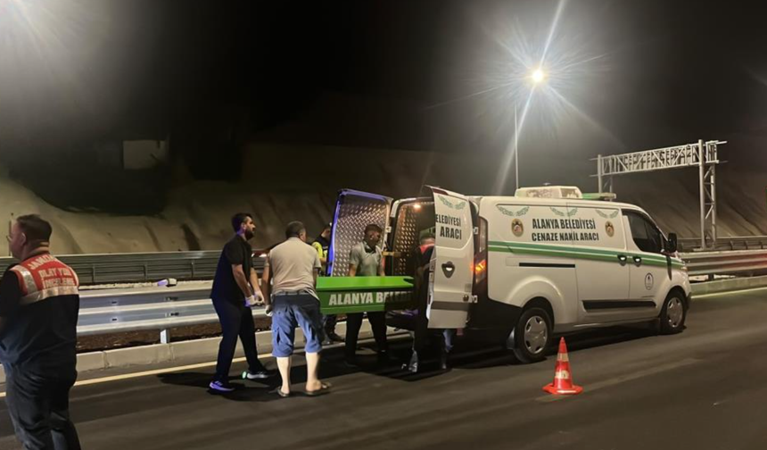 Alanya'da motosiklet bariyerlere çarptı!