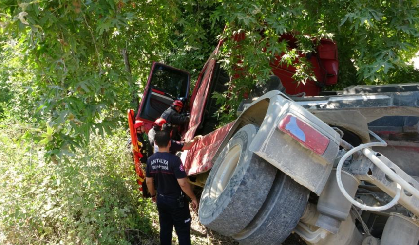 Devrilen çekici çınar ağacına takıldı sürücü araç içinde sıkıştı!