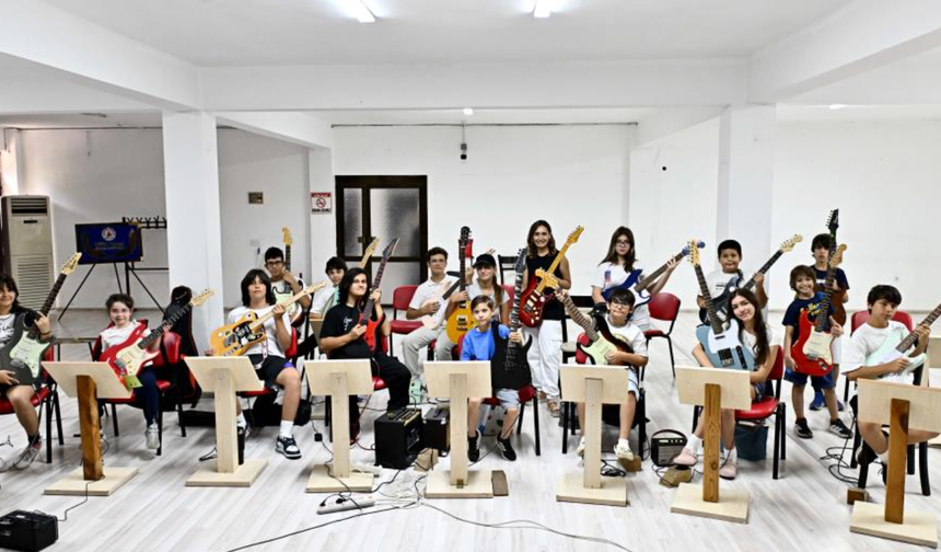 Muratpaşa'da gitarın dört haline çocuklar ve gençlerden ilgi