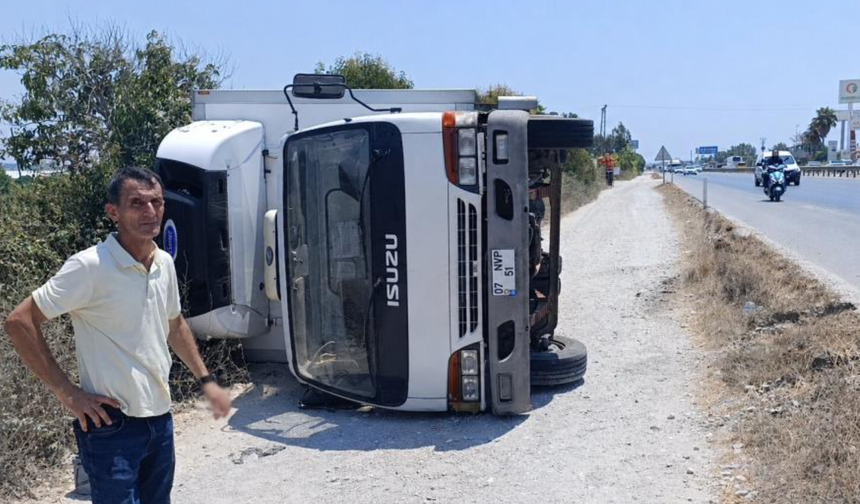 Devrilen kamyondan burnu kanamadan çıktı!