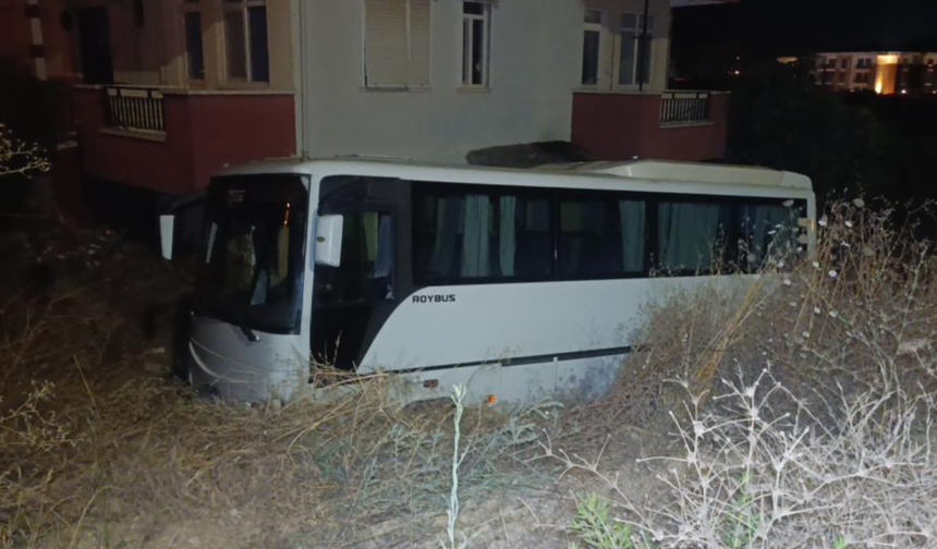 Antalya'da midibüs otomobille çarpıştı!