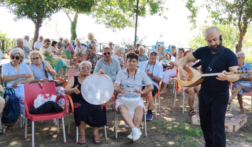 Muratpaşa’da yaşlılar türkülerle buluşuyor