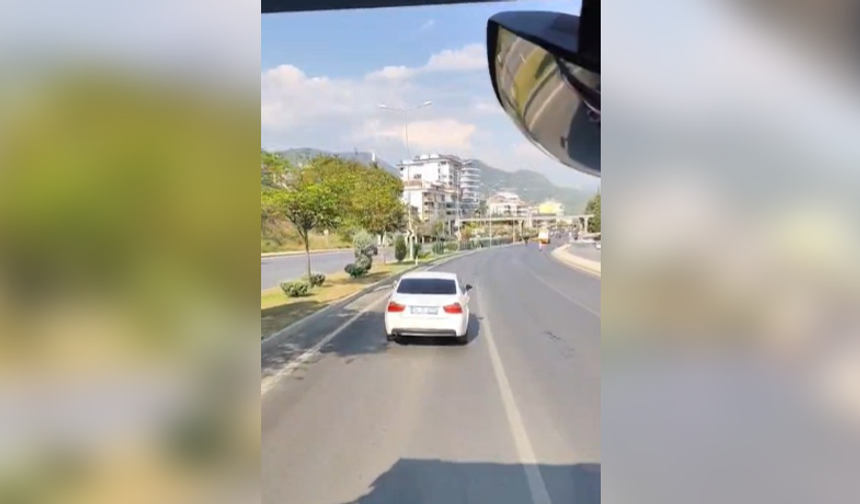 Alanya’da itfaiyeye yol vermeyen sürücü cep telefonu kamerasında!