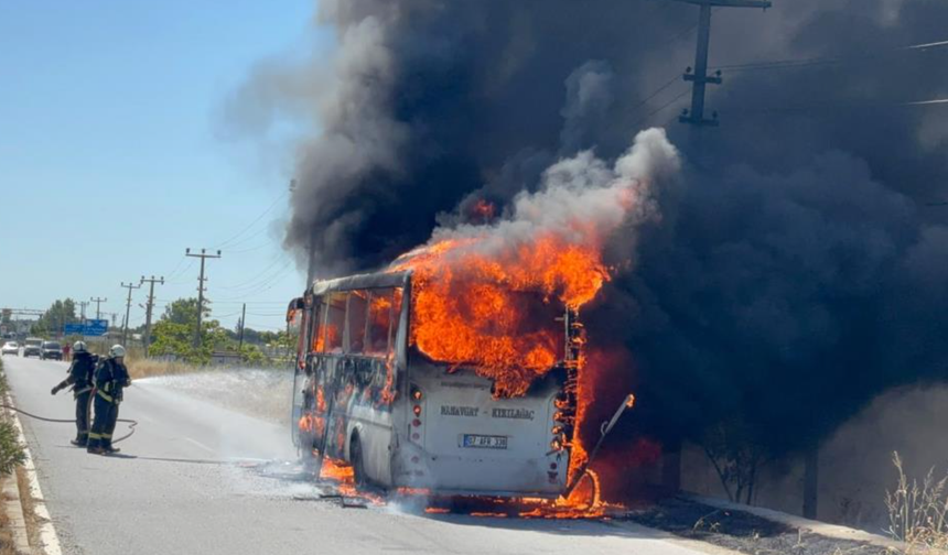 Antalya’da yolcu midibüsü alev alev yandı!