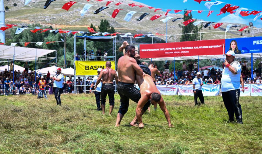 Feslikan Yağlı Pehlivan Güreşleri'ni Başpehlivan Erkan Taş kazandı