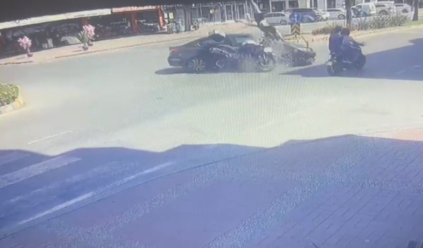 Otomobil ile çarpışan motosikletli metrelerce havaya savruldu!