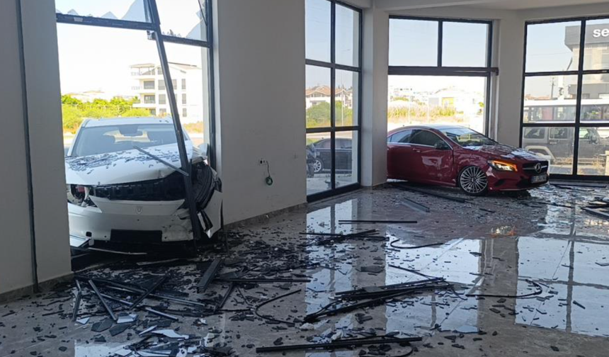 Çarpışan otomobiller hızını alamayıp iki ayrı kapıdan iş yerine girdi!