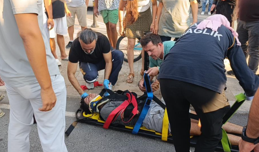 Sürüklenen motosiklet yayaların arasına daldı!