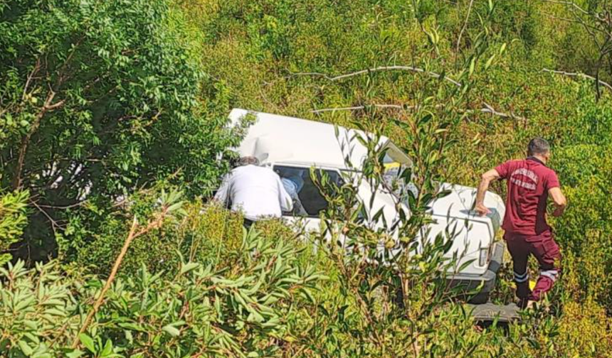 Şarampole devrilen otomobilde korku dolu anlar!