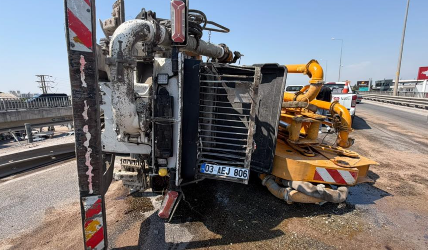 Aksu'da feci kaza: Beton pompası taşıyan kamyon Pınarlı Üst Geçidi'nde asılı kaldı!