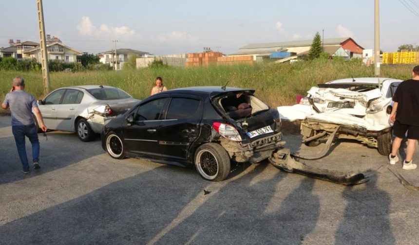 Antalya'da 4 araçlı zincirleme kaza!
