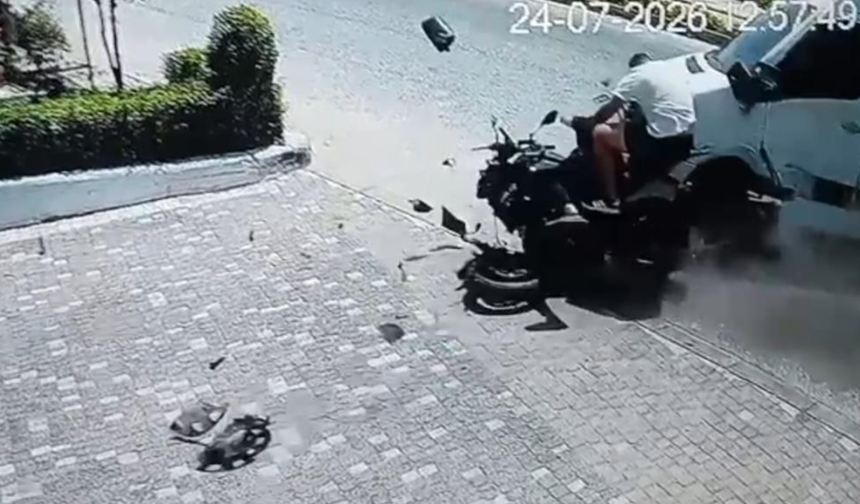 Tur midibüsüyle çarpışan motosiklettekiler yola savruldu!