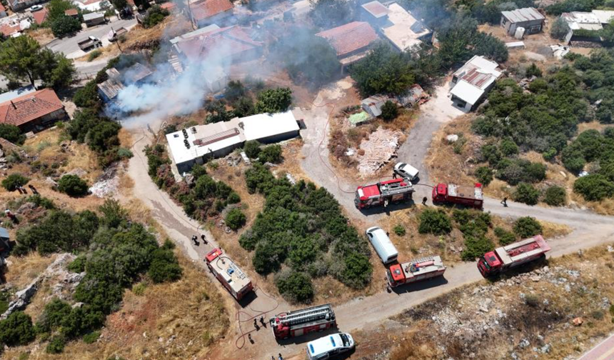 İnşaat malzemelerinin bulunduğu baraka alevlere teslim oldu!
