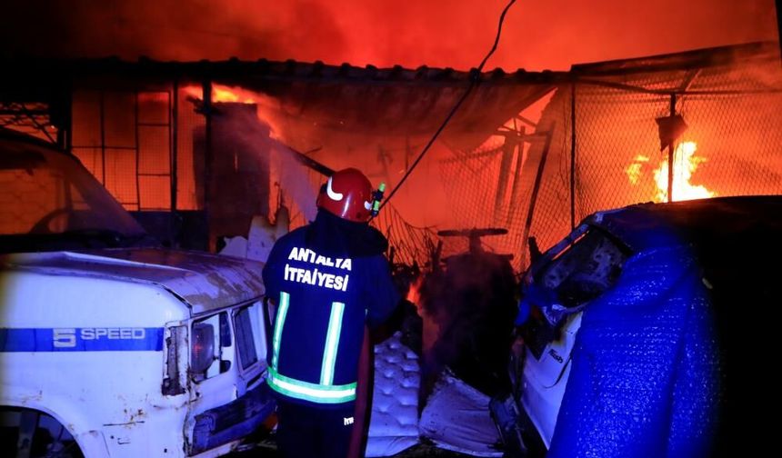 40 yıllık emeği gözlerinin önünde küle döndü!