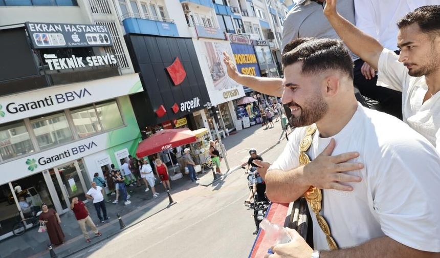 Kırkpınar başpehlivanı Erkan Taş'a Antalya'da coşkulu karşılama