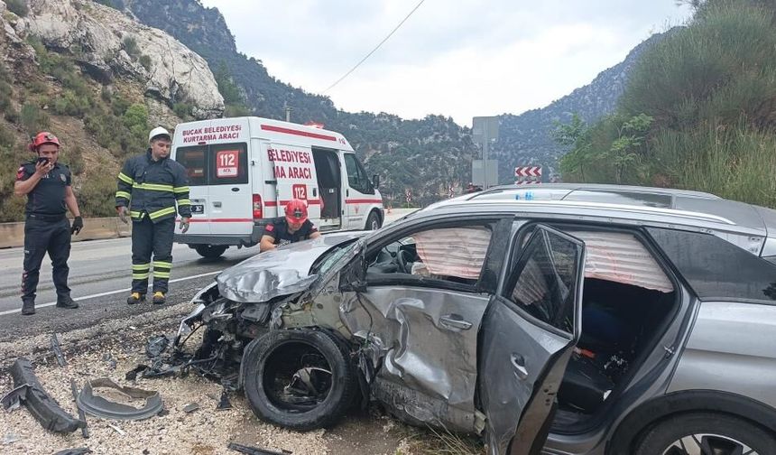 Isparta-Antalya kara yolunda otomobil ile pikap çarpıştı!