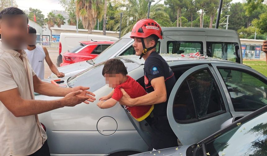 Antalya’da otomobilde kilitli kalan çocuğu itfaiye kurtardı