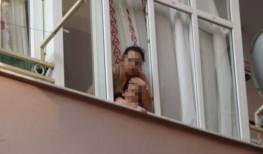Penceredeki küçük çocuk mahalleliye panik yaşattı