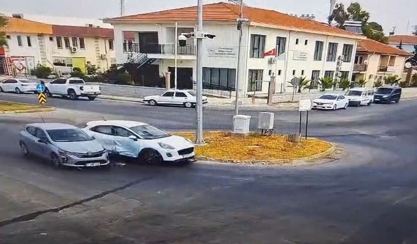 Otomobiller kavşakta çarpıştı!