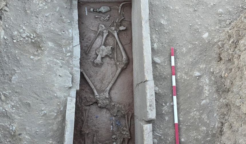 Aspendos'ta 2 bin 400 yıllık güreşçi mezarı keşfedildi