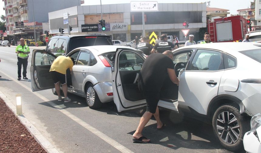 Antalya'da 5 aracın karıştığı zincirleme kazada 6 kişi yaralandı