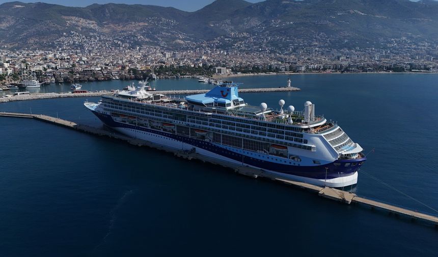 Lüks kruvaziyer bin 807 turist ile Alanya iskelesine demir attı