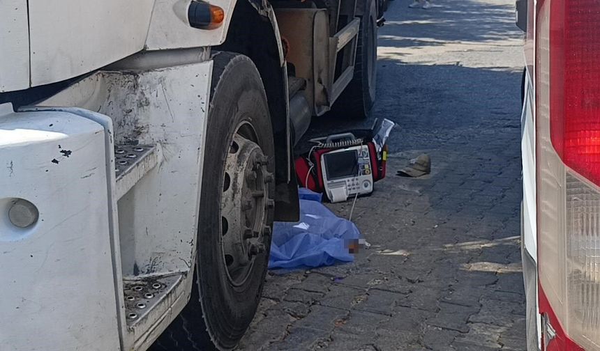 Görev yaptığı çöp kamyonunun altında kaldı!