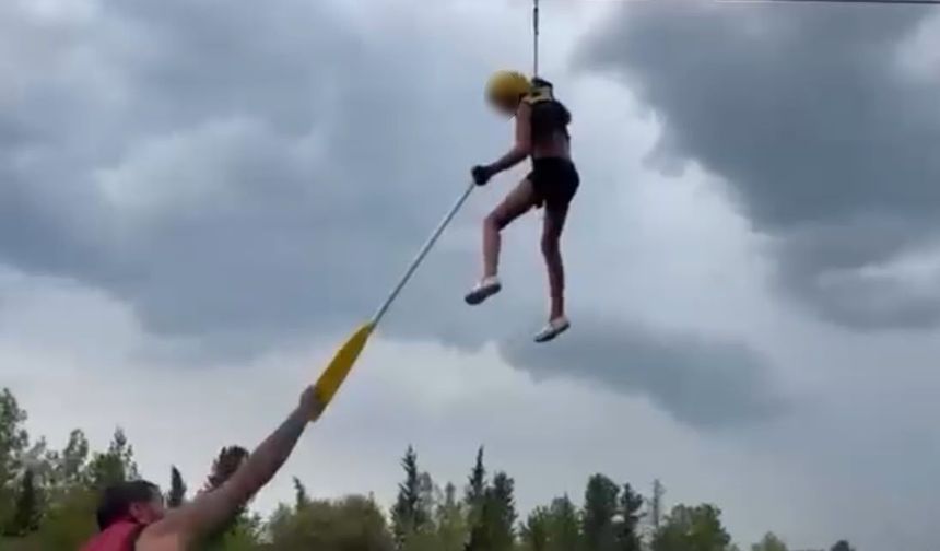 Ziplinede asılı kaldı!