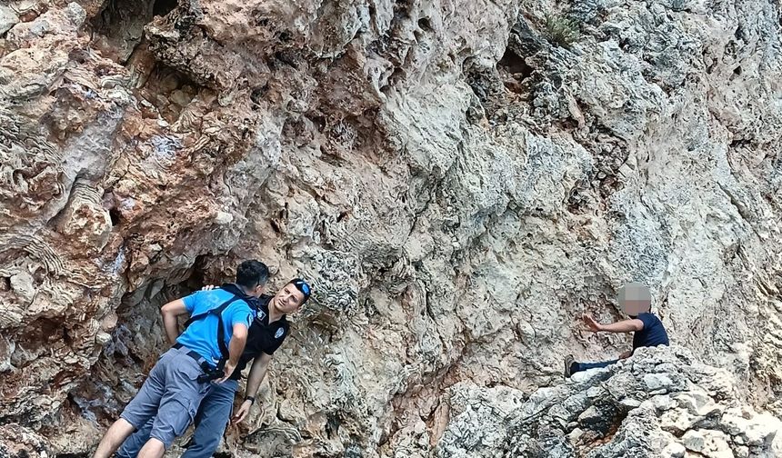 Falezlerin denizle buluştuğu kayalıklara çıktı, ekipleri alarma geçirdi