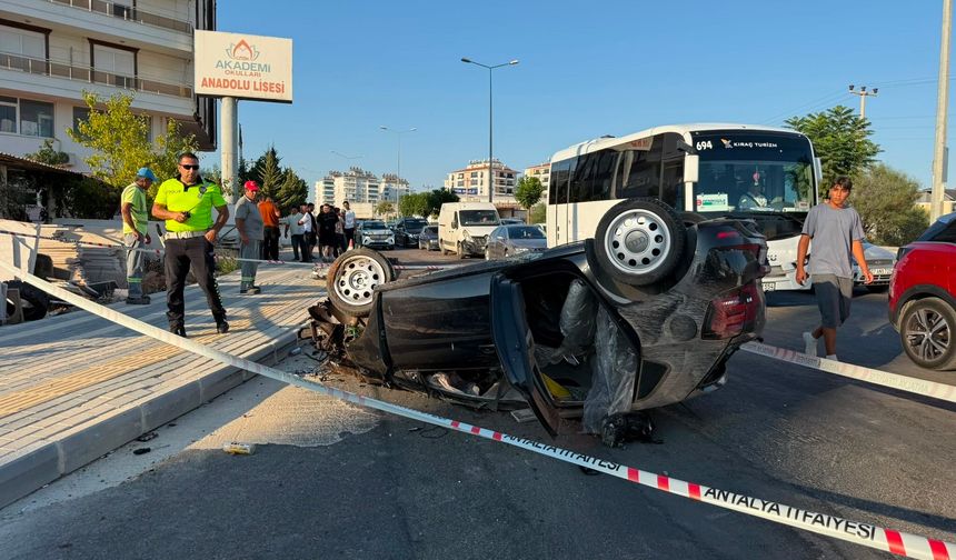 Antalya'da refüje çarpan otomobil takla attı!
