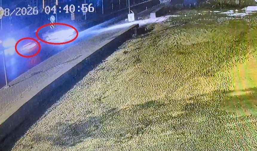 Antalya'da iki otomobil çarpıştı güvenlik kamerasına saniye saniye yansıdı!
