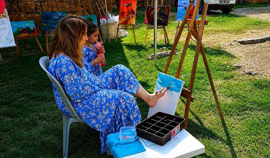 Ayaklarıyla hayata tutundu, eserleri sınırları aştı