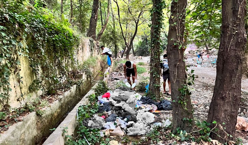 Gördükleri manzaraya duyarsız kalmayıp, eldiven ve maskeyle temizlik yaptılar