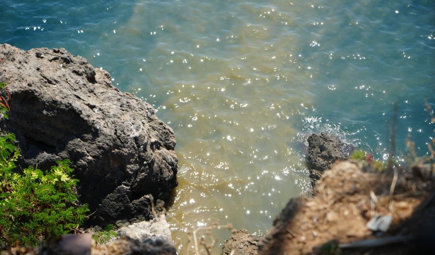 Antalya'da sahile ulaşan atık su görüntülerine soruşturma