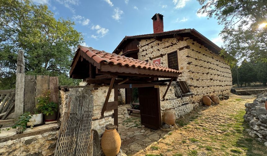 Betonsuz köy turistlerin gözdesi oldu